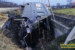 Vážná nehoda na dálnici D5: Mikrobus s cestujícími skončil na boku...