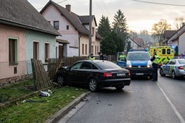 Zběsilá honička z Německa skončila v nýrském plotě. Zfetovaný řidič v kradeném Audi už sedí ve vazbě