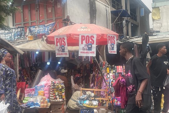 Linda Piknerová: Jak se (ne) platí v Africe: mobilní peníze, chodící bankomaty a překupníci