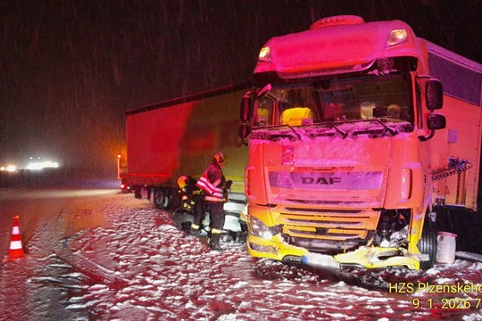 Silné sněžení komplikuje provoz po celém kraji, na dálnici D5 mají problém kamiony