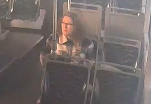 Zapomenutá brašna s elektronikou z tramvaje zmizela. Policie hledá svědka z kamerových záznamů