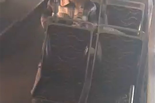 Zapomenutá brašna s elektronikou z tramvaje zmizela. Policie hledá svědka z kamerových záznamů