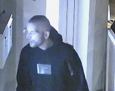 Poznáváte ho? Skvrňanský fantom poškodil dům za desítky tisíc, policii utíkal s batohem a ručníky