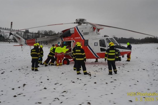 Střet tří aut a kamionu na Domažlicku skončil tragicky. Na místě zasahoval i vrtulník