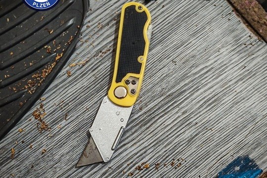 Noční drama v Plzni. Žena s nožem u krku vyhrožovala sebevraždou