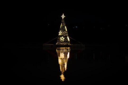 Ve Škodalandu svítí plovoucí vánoční strom