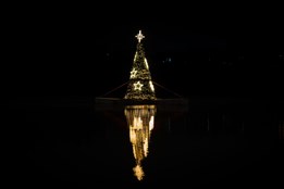 Ve Škodalandu svítí plovoucí vánoční strom