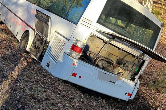 Muž pod vlivem alkoholu i drog havaroval za Plzní s kradeným autobusem